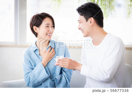 プレゼント 渡す サプライズ カップル 夫婦 プレゼント 渡す サプライズ カップル 夫婦 56677336