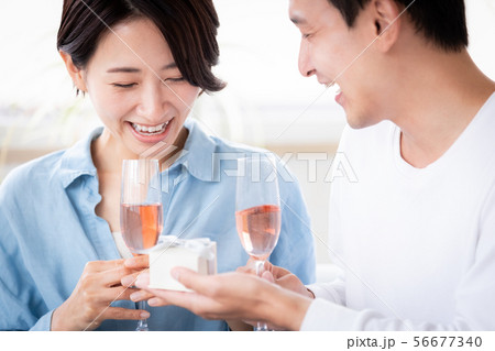 プレゼント 渡す サプライズ カップル 夫婦 プレゼント 渡す サプライズ カップル 夫婦 56677340