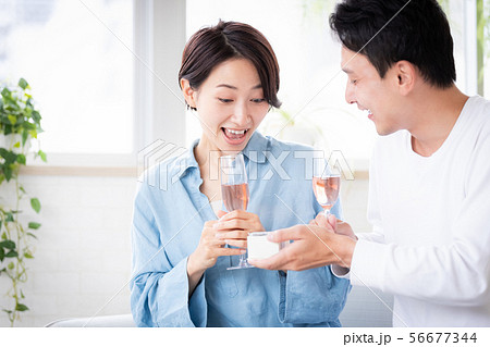 プレゼント　渡す　サプライズ　カップル　夫婦 56677344