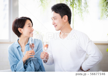 プレゼント 渡す前 サプライズ カップル 夫婦 プレゼント 渡す前 サプライズ カップル 夫婦 56677346