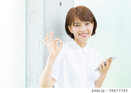 スマホを持つ若い女性 56677583