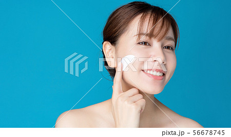 クリームを塗る女性 56678745