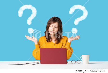 比較する女性 比較する女性 56678753