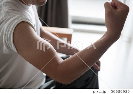 筋肉 ソフトマッチョ 男性 力こぶ 二の腕 の写真素材