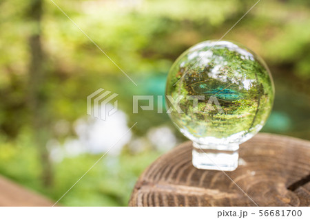 水晶球から覗き見る神の子池 (北海道 清里町) 56681700