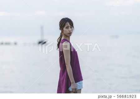 夕暮れの海の女性 夕暮れの海の女性 56681923