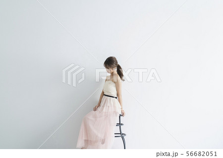 ドレスの女性 ドレスの女性 56682051