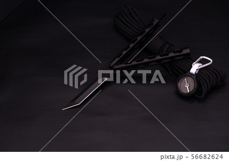 Knife, compass and cord. Front view. 56682624