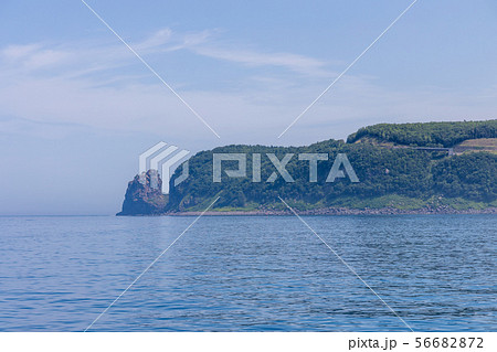 遊覧船から眺める夏の知床半島 (北海道) 遊覧船から眺める夏の知床半島 (北海道) 56682872