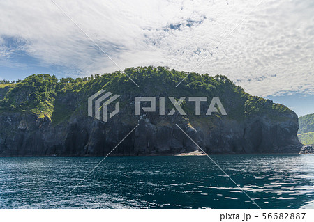 遊覧船から眺める夏の知床半島 (北海道) 遊覧船から眺める夏の知床半島 (北海道) 56682887