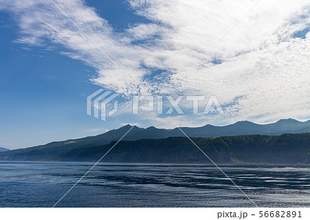 遊覧船から眺める夏の知床半島 (北海道) 遊覧船から眺める夏の知床半島 (北海道) 56682891