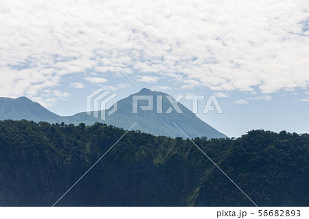 遊覧船から眺める夏の知床半島 (北海道) 遊覧船から眺める夏の知床半島 (北海道) 56682893