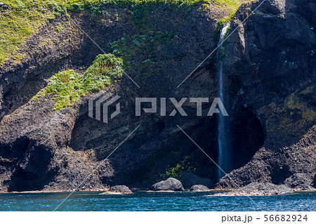 遊覧船から眺める夏の知床半島 (北海道) 遊覧船から眺める夏の知床半島 (北海道) 56682924