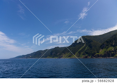 遊覧船から眺める夏の知床半島 (北海道) 遊覧船から眺める夏の知床半島 (北海道) 56682928