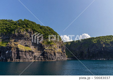遊覧船から眺める夏の知床半島 (北海道) 遊覧船から眺める夏の知床半島 (北海道) 56683037