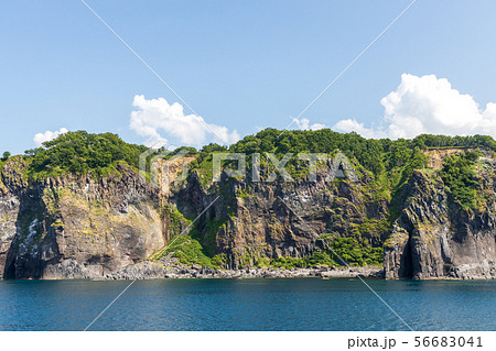 遊覧船から眺める夏の知床半島 (北海道) 遊覧船から眺める夏の知床半島 (北海道) 56683041