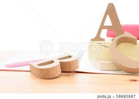 本とアルファベットのABC　学習の手順　英語学習イメージ　白背景 56683887