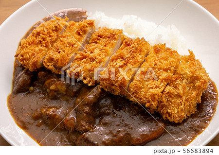 カツカレー(豚カツトッピングビーフカレーライス)。 56683894