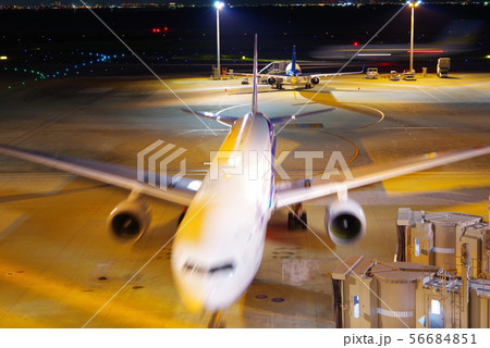 夜の羽田空港第2ターミナルの風景 夜の羽田空港第2ターミナルの風景 56684851