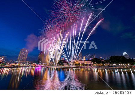 シンガポールの夜景と花火 シンガポールの夜景と花火 56685458