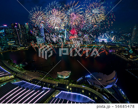 シンガポールの夜景と花火 56685478