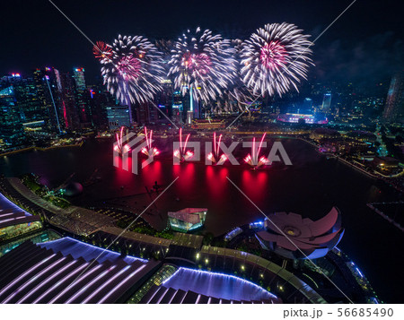 シンガポールの夜景と花火 56685490