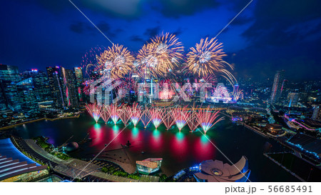 シンガポールの夜景と花火 56685491