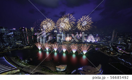 シンガポールの夜景と花火 56685492