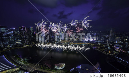 シンガポールの夜景と花火 シンガポールの夜景と花火 56685498