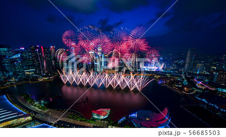 シンガポールの夜景と花火 シンガポールの夜景と花火 56685503