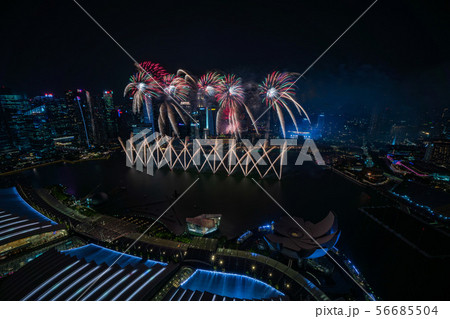 シンガポールの夜景と花火 シンガポールの夜景と花火 56685504