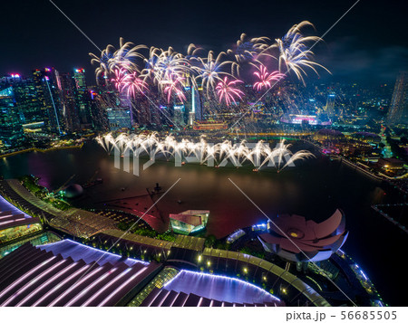 シンガポールの夜景と花火 56685505