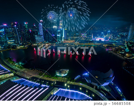 シンガポールの夜景と花火 56685508