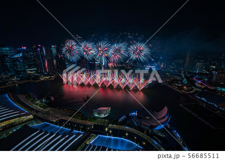 シンガポールの夜景と花火 56685511