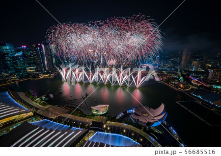 シンガポールの夜景と花火 56685516