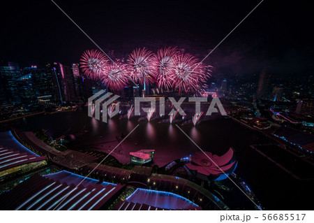 シンガポールの夜景と花火 シンガポールの夜景と花火 56685517