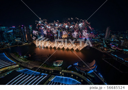 シンガポールの夜景と花火 56685524