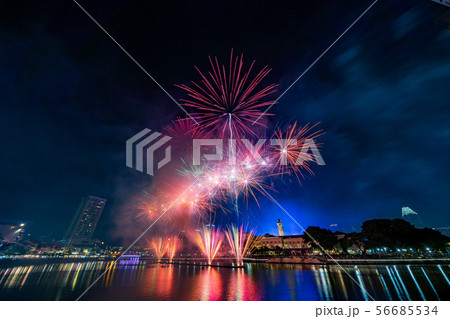 シンガポールの夜景と花火 56685534