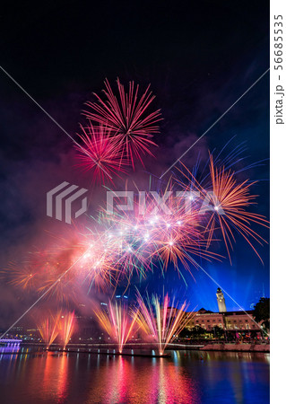 シンガポールの夜景と花火 56685535