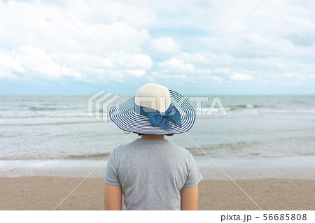 Asian young woman standing facing the sea. Feeling 56685808