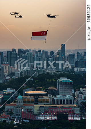 シンガポールの景色とシンガポール国旗の儀礼飛行 シンガポールの景色とシンガポール国旗の儀礼飛行 56686126