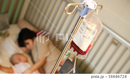 輸血する子供 輸血する子供 56686728