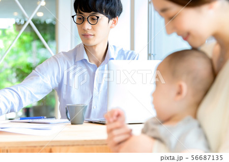 子供のそばで仕事をする父親 子供のそばで仕事をする父親 56687135