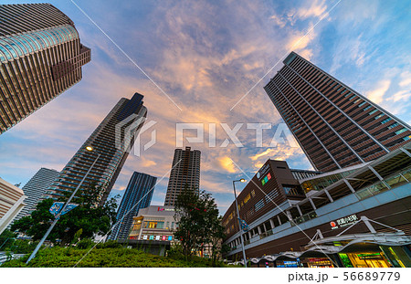 日本の川崎都市景観　武蔵小杉駅やタワーマンション群などを望む 56689779