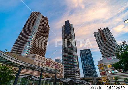 日本の川崎都市景観 武蔵小杉駅前・タワーマンション群などを望む 日本の川崎都市景観 武蔵小杉駅前・タワーマンション群などを望む 56690070