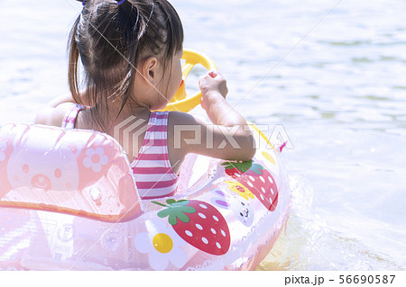 海で遊ぶ子ども 海水浴・浮き輪 海で遊ぶ子ども 海水浴・浮き輪 56690587