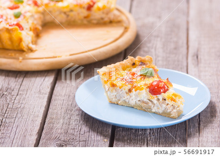 Chicken Quiche lorraine with mushrooms , tomatoes Chicken Quiche lorraine with mushrooms , tomatoes 56691917