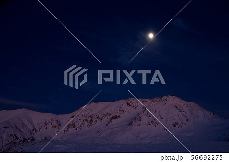 月夜の下で光る立山連峰 56692275