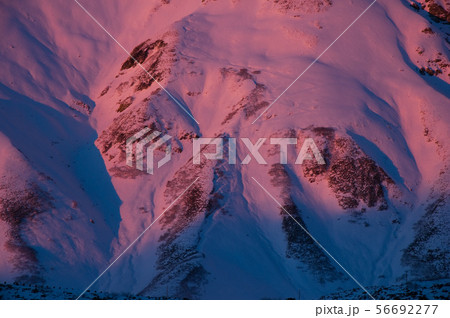 夕焼けに染まる立山 56692277