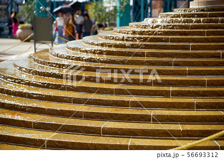 広場の噴水 階段状の流れの写真素材